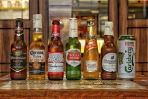 Por que algumas cervejas vêm em garrafas verdes ou transparentes se a luz pode prejudicar a bebida?